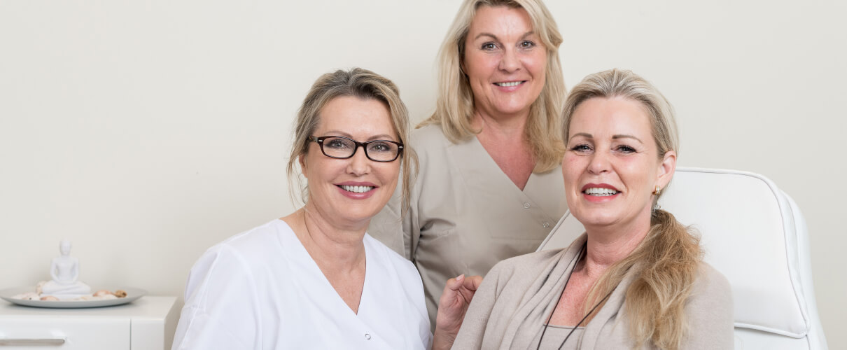 Frau Dr. Herrmann mit ihren zufriedenen Patientinnen
